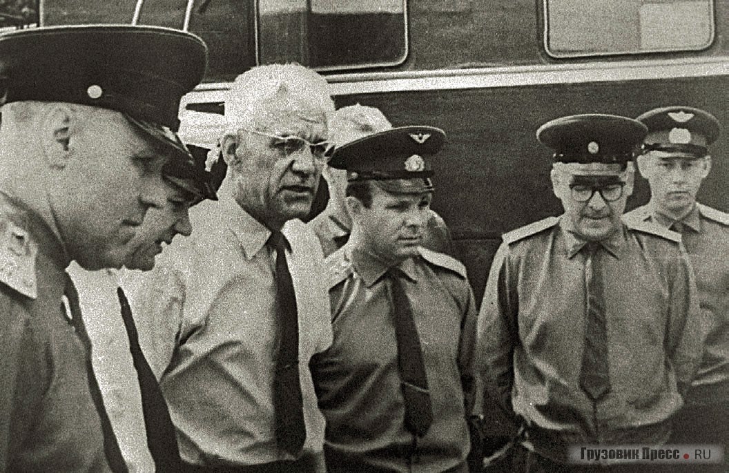 В июле 1966 г В.А. Грачёв (второй слева) знакомил с ПЭУ-1 делегацию, в составе которой были летчики-космонавты Ю.А. Гагарин и А.А. Леонов