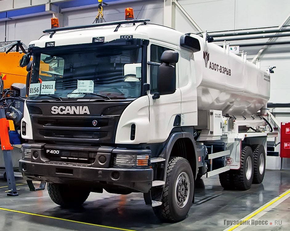 Эта смесительно-зарядная машина на шасси Scania Р400 – новое достижение компании «Меркатор» в сфере расширения деятельности. Оборудование для этой машины было привезено из Австралии, и устанавливать его разрешают далеко не всем. Для этого пришлось пройти все согласования и получить разрешения