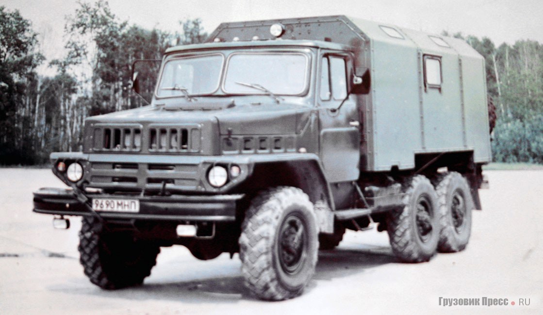 Проработка оперения и передней части ЗИЛ-433410 с кабиной ЗИЛ-4331, представленные военным в начале 1990-х