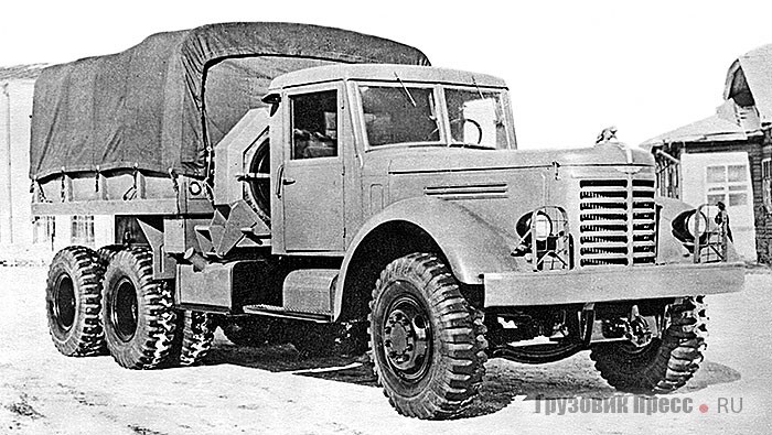 Один из первых серийных ЯАЗ-210Г с универсальной платформой на территории автозавода. Тягач на шинах И-78 уже имеет по требованию военных защитные решётки фар на крыльях, хотя последние всё ещё старого образца, с прежним расположением подфарников. Зима 1954 г.