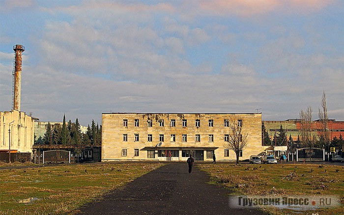 Административный корпус и проходная КАЗа. Единственное целое и действующее здание на заводе