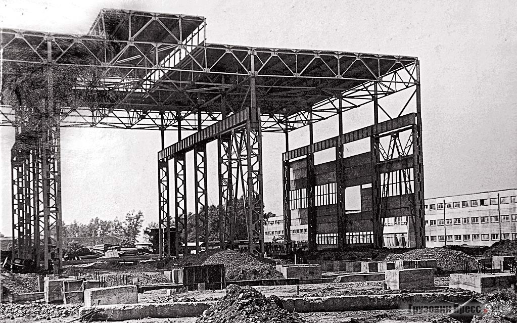 Строительство сборочного корпуса для КАЗ-608. 1960 г.