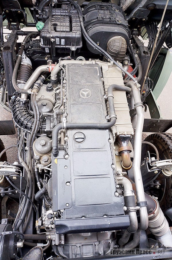 Новейший 476-сильный Mercedes-Benz OM 471 буквально опутан различными проводами, трубопроводами и шлангами всех мастей и фасонов – нормы Euro 6 требуют жертв