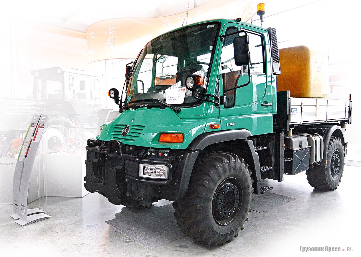 [b]Unimog U405.102.[/b] 2000 г. Новое поколение Unimog U400 с кабиной из углепластика, равно как U300 и U500 полной массой 10–16 т, серийно производят на заводе DaimlerChrysler AG (ныне Daimler AG) в г. Вёрте с апреля 2000 года. Стандартные цвета – оранжевый, красный, белый. На выбор предлагаются четыре двигателя: два 4-цилиндровых, уровня Euro 3, мощностью 130 кВт/177 л.с. для U300/U400 и 170 кВт/231 л.с. для U500, один 6-цилиндровый, уровня Euro 4, с отдачей в 130 кВт/177 л.с. для U300/U400 и один 6-цилиндровый, Euro 4, с потенциалом в 210 кВт/286 л.с. для U500. Колесная база – 3080 или 3300 мм, резина – 365/80 R20 на дисках 11x20 или 445/70 R24 на дисках 13x24. Рабочее место водителя VarioPilot для лучшей уборки тротуаров позволяет переставлять щиток приборов и педальный узел с левой стороны на правую и наоборот.
