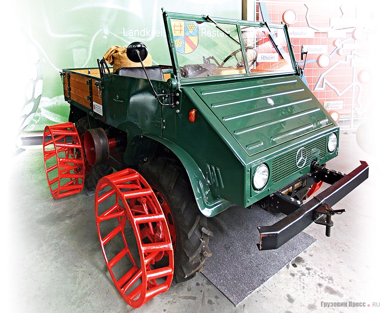 [b]Unimog U411.110.[/b] 1960 г. Машину производили в Гаггенау с августа 1956 по октябрь 1961 года. Всего произведено 17 844 экземпляра, включая 6233 единицы с открытой кабиной с мягким подъемным тентом. В настоящее время сохранилось около 6 тыс. машин с открытой кабиной и около 2 тыс. с закрытой. Автомобиль стоил 12530 DM (около 6300 евро). Имел два варианта колесной базы 1720 и 2120 мм и шины размером 75-18 или 10,5-18.