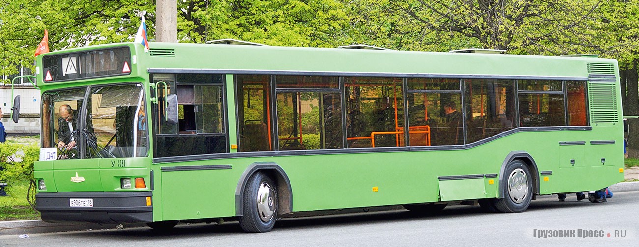 [b]МАЗ-103.040[/b] – тоже последний представитель модели с мотором Renault MIDR06.02.26Y41 – пока продолжает работу в учебном комбинате, однако выезжает на выставки и парады на правах музейного экспоната