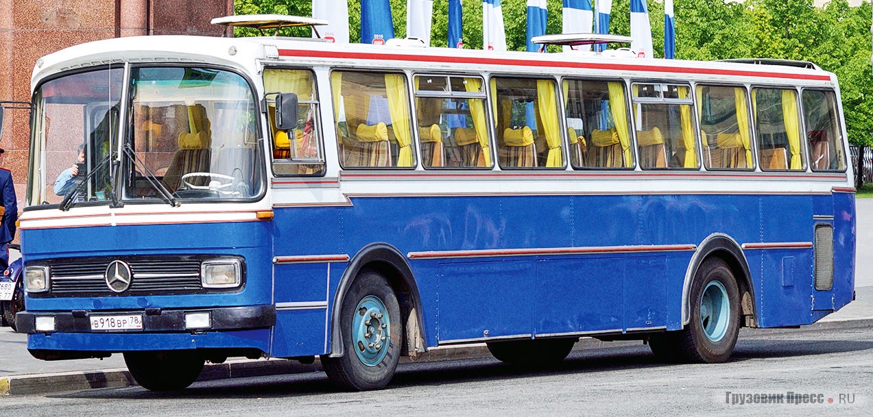 Под эгидой питерских «автобусников» в параде принял участие и герой нашего недавнего ретротеста – [b]Mercedes-Benz O302[/b] с норвежским кузовом VBK M41, по сей день активно работающий в школе № 616 «Динамика»