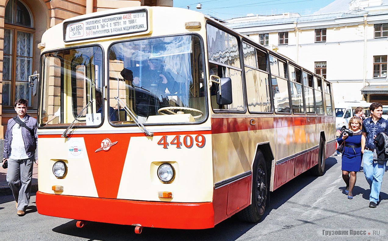 [b]ЗИУ-682Б/682УА[/b] – машина, первоначально предназначавшаяся для экспорта в Аргентину, однако по неясным причинам осевшая в составе партии аналогов в Ленинграде. При восстановлении троллейбусу придали внешность более раннего аналога – ЗИУ-682Б первых выпусков