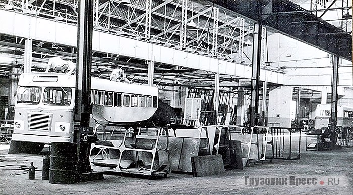 Сборочный цех завода CAC, монтаж автобуса Gir<span>ó</span>n II.1973 г.