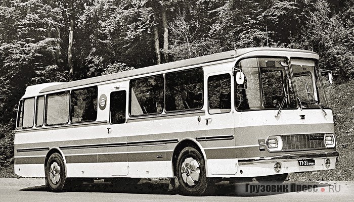 Первый экземпляр автобуса ЛАЗ-699П. В 1974–1975 гг. его использовали для доставки основных, а со второй половины 1975 г. по 1991 г. – дублирующих экипажей космических кораблей «Союз». Около средней двери – эмблема программы «Союз–Аполлон». 1974 г.