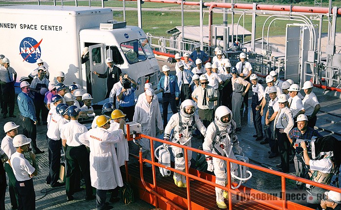 Спецавтобус на базе фургона фирмы Boyertown доставил к месту старта экипаж космического корабля «Джемини-5». 21 августа 1965 г.