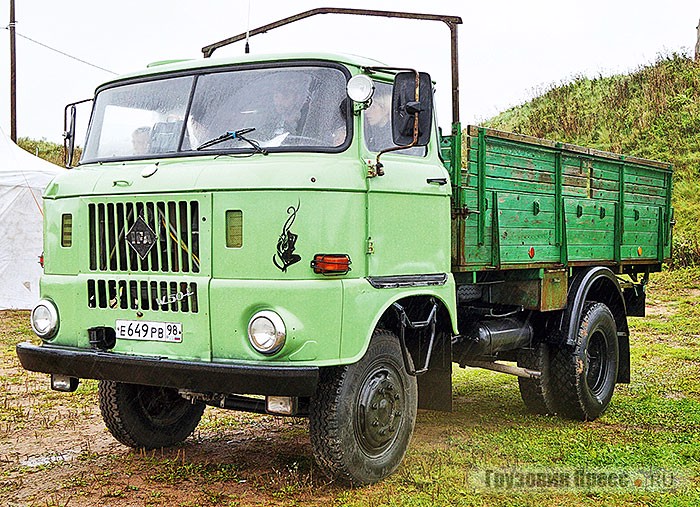 Это грузовик [b]W50[/b] производства завода в Людвигсфельде, ГДР. Обычно такие машины называют «Ифами», глядя на эмблемы, но это неверно: на самом деле собственной марки эти грузовики не имели