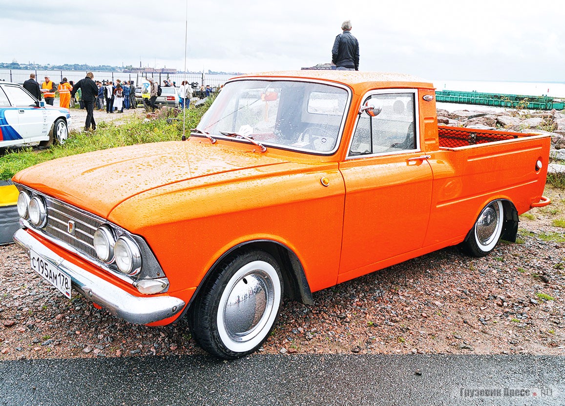 Этот [b]ИЖ-2715[/b] волею владельца превращён в модный открытый пикап. Благодаря эффектной компиляции элементов «Москвичей» разных лет, а также некоторым внешним доработкам, из скромного фургона он превратился в яркий автомобиль, неизменно привлекающий внимание окружающих