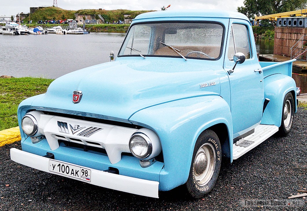 От иноземного лагеря был представлен этот [b]Ford F100[/b] с V-образным восьмицилиндровым мотором. Необычный пикап в российской реальности выглядит словно вышедший из мультфильма, и очень выделяется на фоне любой другой техники