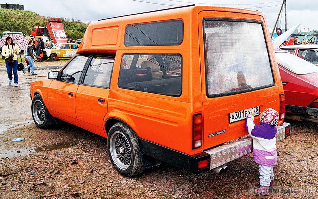 Тему «Москвичей» и их родственников продолжает этот единственный в Петербурге [b]«Москвич-2901»[/b]. Небольшое количество таких машин выпустил в сотрудничестве с АЗЛК Киевский АРЗ №5. Эта машина лишь недавно выехала после полномасштабного восстановления, вызванного тяжёлым ДТП. И можно сказать, воссоздана заново, по вкусу своего владельца