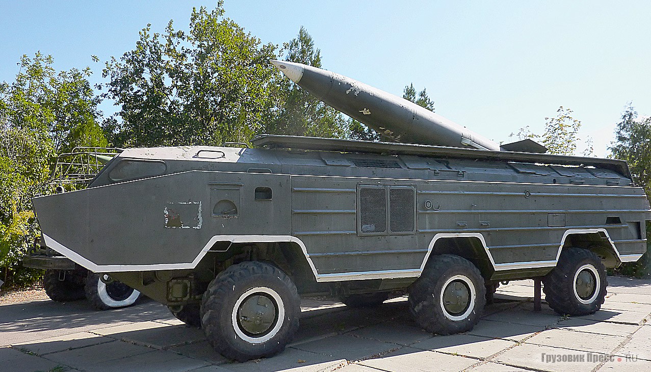 [b]Тактический ракетный комплекс 9К79М1 «Точка-У»[/b] cоздан в конце 1980 годов в КБ машиностроения на базе ракетного комплекса 9К79 «Точка» под руководством главного конструктора С.П.Непобедимого. В 1989 году был принят на вооружение Сухопутных войск СССР. Самоходная пусковая установка ракетного комплекса «Точка» создана на базе трехосного плавающего транспортера БАЗ-5921. Ракета 9М79М1 одноступенчатая с инерциальной системой наведения. Двигатель твердотопливный. Ракета может поражать цели на дальности до 120 км. Круговое вероятное отклонение от цели составляет 10 м