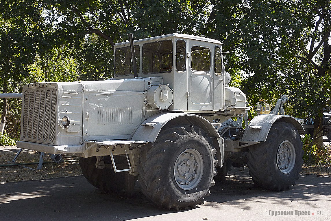 [b]Легендарный советский трактор К-700 «Кировец».[/b] Первый трактор покинул сборочный цех и вышел на поля страны 13 июля 1962года. Трактор колесный общего назначения, тягового класса 5 т, в агрегате с навесным и прицепными машинами и орудиями предназначен для пахоты, культивации, посева, лущения, боронования, снегозадержания и транспортных работ на повышенных скоростях. На тракторе установлен 8-цилиндровый турбодизель ЯМЗ-238 НБ