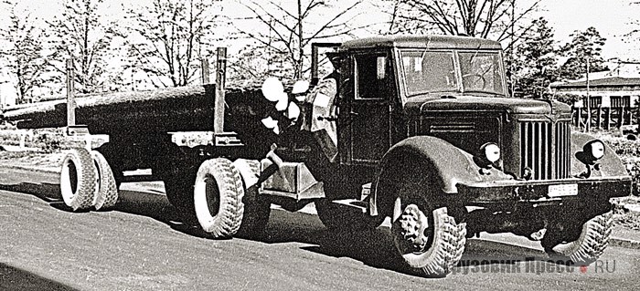 Ранний МАЗ-501 в паре с одноосным прицепом-роспуском 1-Р-8 на перевозке сортиментов. 1956 г.