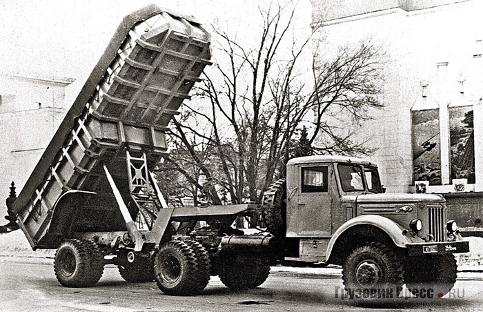 МАЗ-501 со специальным полуприцепом для перевозки зерна МАЗ-842 с задней разгрузкой, разработанным в КБ прицепов и полуприцепов Минского автозавода и проходившим испытания в 1960–1962 гг. Москва, ВДНХ. 1962 г.