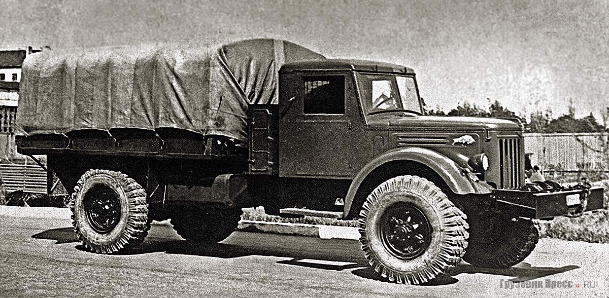 В 1956 г. увидел свет и односкатный грузовой вариант с универсальной платформой, бездисковыми колесами и широкопрофильными шинами, сконструированный специально для военных – МАЗ-502 (на фото – МАЗ-502А с лебедкой)