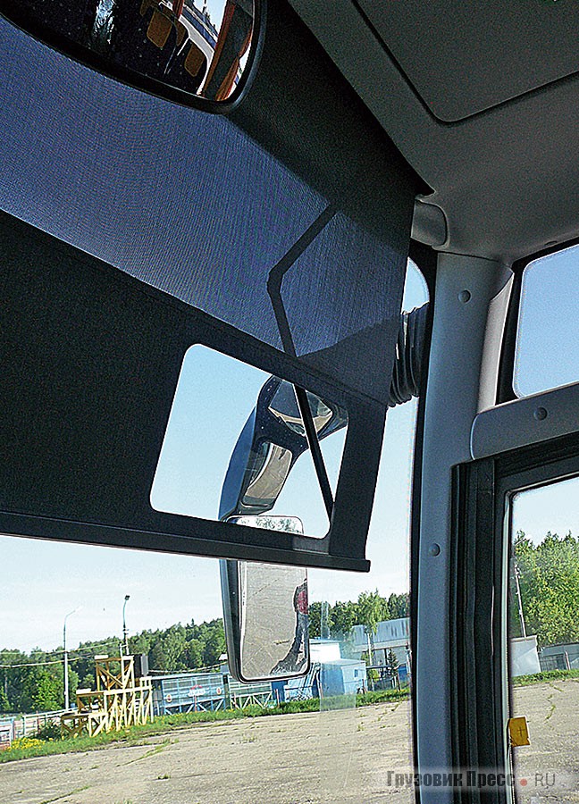 Противосолнечная шторка оснащена электроприводом и имеет специальный вырез, позволяющий не перекрывать наглухо систему зеркал