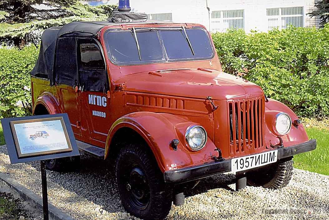 Редкий сегодня штабной автомобиль [b]АШП-4(69А)-40[/b] на базе автомобиля ГАЗ-69А. Обычно для штабной работы старались выделять автомобили побольше, в основном микроавтобусы. Но было время, когда в стране микроавтобусы не производились. Именно тогда и появился АШП-4. Его задние сиденья оснащались раскладными столиками, а сама машина радиостанцией – вот и все удобства для работы.