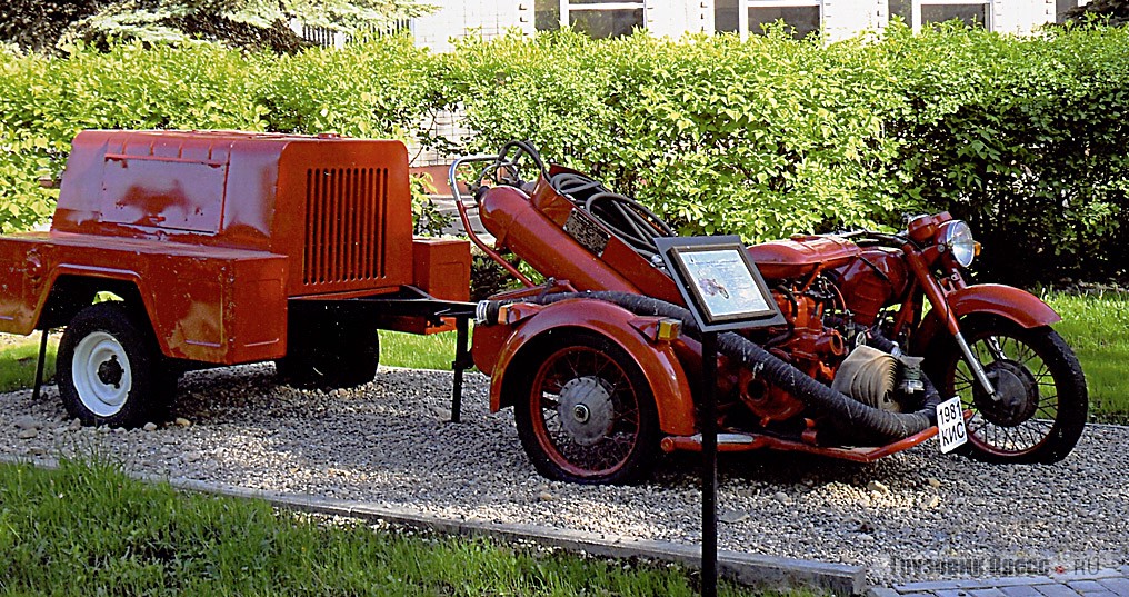 Мотоцикл [b]«Днепр-157»[/b] с прицепленной к нему мотопомпой М-1600 выглядит достаточно странно. Мотоциклу, приспособленному для работы в сельской пожарной дружине, тянуть такой прицеп было тяжеловато.