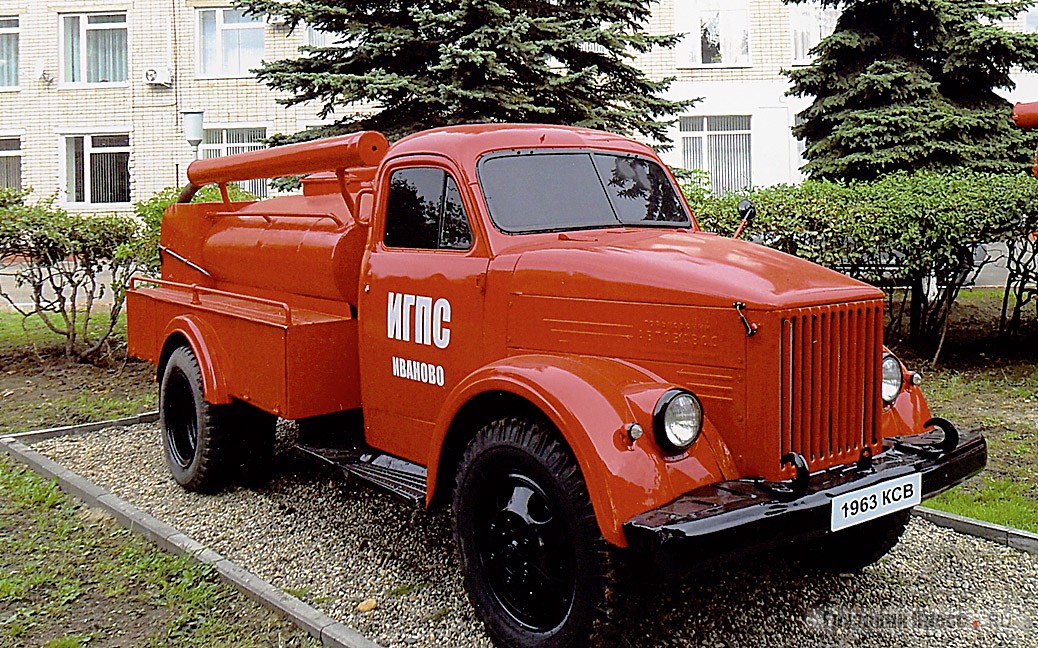 Пожарная автоцистерна упрощённой конструкции для сельской местности [b]АЦУ-20(51А)-60[/b]. Помимо варианта на шасси ГАЗ-51А существовала аналогичная версия на полноприводном шасси ГАЗ-63. Из-за такой конструкции (без дополнительной кабины) машины в своё время стали очень массовыми, а благодаря бережному отношению многие из них дожили до наших дней.