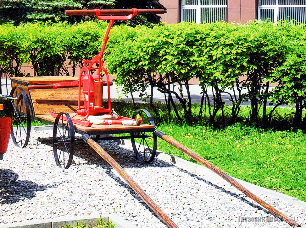 Реплика [b]пожарной кареты-телеги Густава Листа[/b]. Предназначена для&nbsp;доставки к&nbsp;месту пожара личного состава, наружного пожарного насоса и&nbsp;прочего пожарно-технического вооружения. Пожарный 2-цилиндровый насос выпускался в&nbsp;конце XIX&nbsp;века на&nbsp;заводе Густава Листа, расположенном в&nbsp;самом центре Москвы, на&nbsp;Софийской набережной (д.&nbsp;12/&nbsp;14), напротив Кремля. В&nbsp;оборудование кареты входили пожарный 2-цилиндровый насос производительностью 153&nbsp;л/&nbsp;мин, гибкий всасывающий рукав с&nbsp;фильтром, пожарный рукав с&nbsp;брандспойтом. Привод насоса от&nbsp;двух пар&nbsp;рук