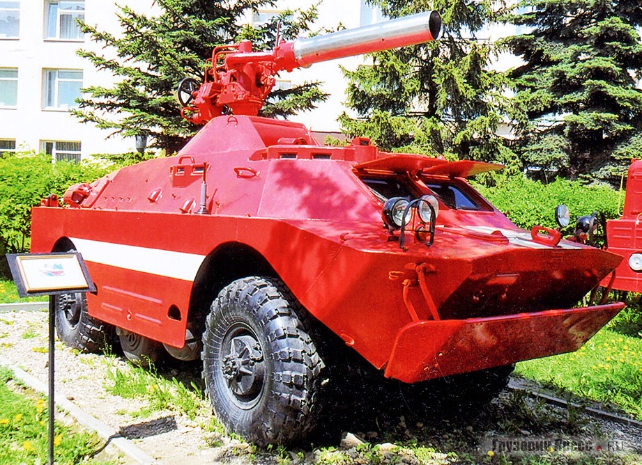 [b]БРДМ-2&nbsp;(ГАЗ-41)[/b] разработана в&nbsp;КБ&nbsp;ГАЗ и&nbsp;производилась серийно в&nbsp;1963–1989&nbsp;гг. Арзамасским машиностроительным заводом. Главная особенность машины – высокая проходимость, шасси с&nbsp;регулировкой давления в&nbsp;шинах, дополнительно выдвигающиеся под днищем колёса. На&nbsp;машине установлен лафетный ствол ПЛС-60, внутри – ёмкость для&nbsp;огнетушащей жидкости