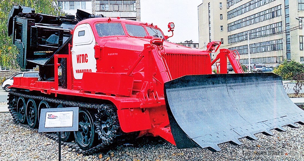 Котлованная машина [b]МДК-2М[/b] ижевского завода «Строммашина». Представляет собой землеройную машину на&nbsp;базе артиллерийского тягача&nbsp;АТ-Т (изделие&nbsp;409У) и&nbsp;предназначена для&nbsp;отрывки котлованов в&nbsp;различных грунтах (до&nbsp;IV&nbsp;категории включительно). Имеющееся на&nbsp;машине бульдозерное оборудование БТУ-55 позволяет проводить планировку площадок. Запас хода 500&nbsp;км, размер траншеи 3,5х3,5&nbsp;м. Максимальный угол подъёма&nbsp;– 20°, глубина брода&nbsp;– 1&nbsp;м