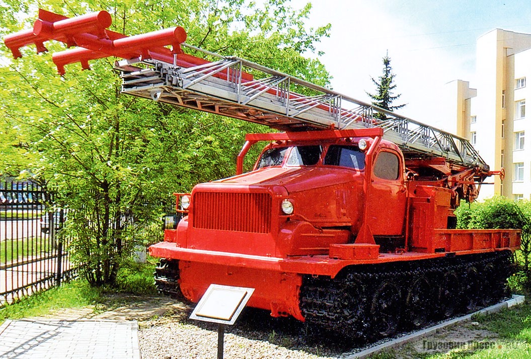 [b]Пеноподъёмник на шасси АТ-Т&nbsp;(изделие 401)[/b] с&nbsp;заводским №&nbsp;101052. Грузовая металлическая сварная платформа позволила смонтировать подъёмно-поворотную телескопическую стрелу-лестницу, к&nbsp;вершине которой крепятся средства для&nbsp;подачи воздушно-механической пены. Машина использовалась на&nbsp;опорных пунктах тушения крупных пожаров и&nbsp;предназначалась для&nbsp;доставки к месту пожара пожарного расчёта, оборудования, огнетушащих средств при&nbsp;ликвидации пожара на&nbsp;крупных НПЗ, наземных и&nbsp;подземных резервуаров нефтебаз. Кабина унифицирована по&nbsp;дверям и&nbsp;стёклам с&nbsp;ЗИС-150, но&nbsp;за&nbsp;счёт вставки позволяет разместить уже четыре человека, вместо трёх у&nbsp;ЗИСа