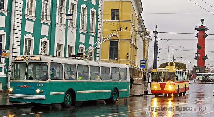 Колонна на Адмиралтейской набережной. Слева – ЗИУ-5Г. Справа –  ЗИУ-682Б, который был восстановлен на базе экспортного троллейбуса, предназначавшегося в начале 1980-х для Аргентины, но попавшего в Ленинград. После восстановления он получил характерную окраску для всех аналогичных троллейбусов, которые сходили с заводского конвейера с 1975 года