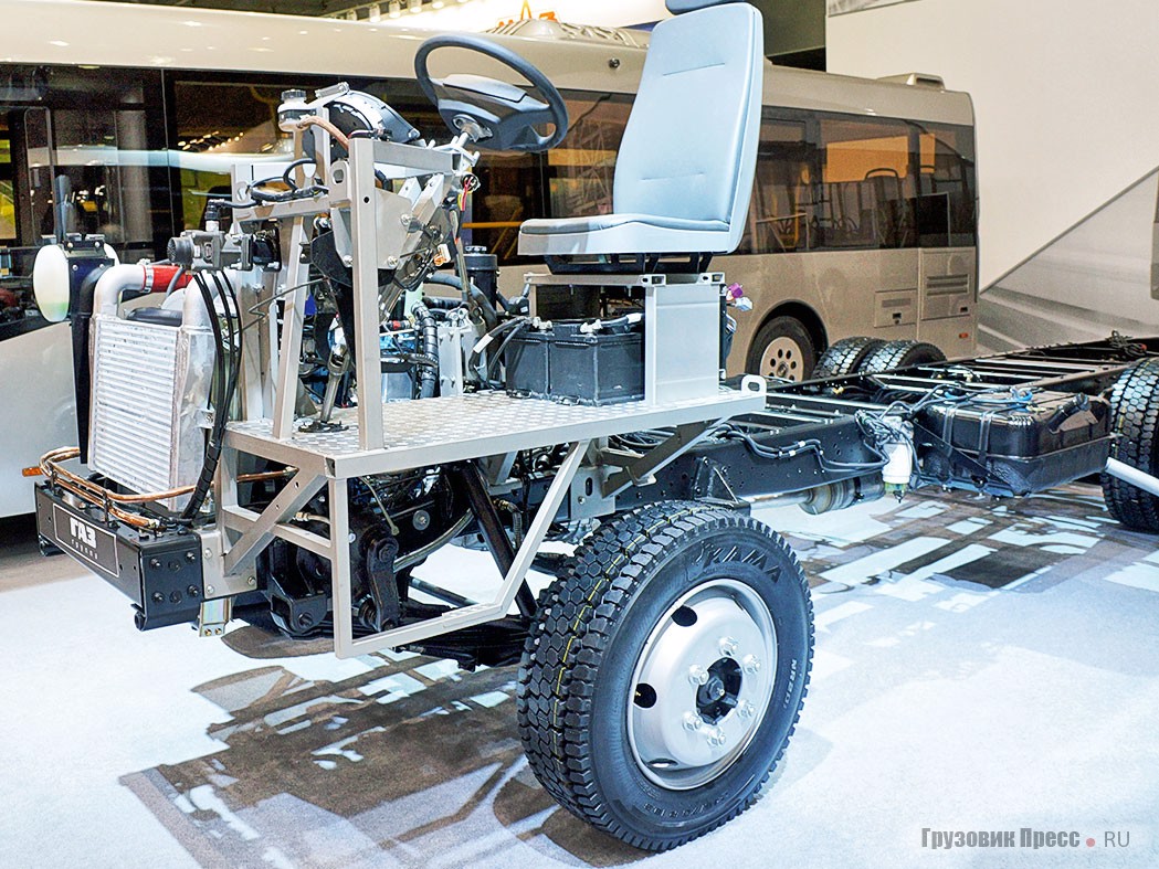 Самый популярный экспонат выставки – автобусное шасси [b]ГАЗ-C40R13[/b]. Интерес к конструкции был отнюдь не праздный – очень хорошее решение для привлечения внимания!