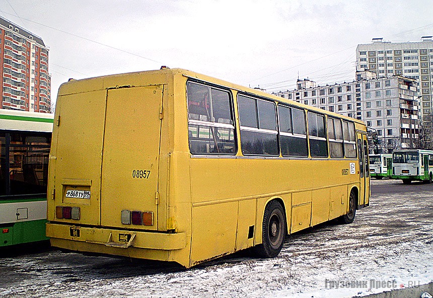 [b]Однодверный 260 (условно – тип 2).[/b] Машина с одной дверью и задней площадкой, у которой при ремонте заглушались все дверные проемы, кроме переднего. Задняя часть обычно представляет собой стандартную заднюю панель с прорубленными «воротами» либо остается стандартной (например, как на машине с бортовым № 16571), но с заглушенным задним окном. Эти автобусы чаще всего используются в качестве машин техпомощи АСКП, передвижных диспетчерских и «техничек».