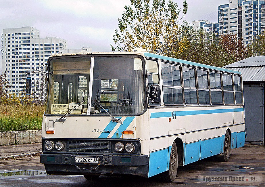 [b]Борт 13064[/b] работал в качестве заказного до осени 2008 г., и в последние дни работы обслуживал бесплатный маршрут Коломенской ярмарки детских товаров для доставки покупателей от ст. м. «Коломенская». Автобус изготовлен на основе Ikarus 280.64 1989 г. в 1999 г., и с тех пор он не работал на обычных маршрутах. В нем как раз проявилась неправильность индекса 260.37 – он подразумевает машину с салоном и дверьми от 280.33, а здесь и планетарные двери, и сиденья «с ушками», которые ставились на 260.64, каким он фактически и является. В салоне сохранилась оригинальная перегородка – невероятная редкость в Москве, где ее меняли при установке валидаторов. Главное (впрочем, единственное заметное изнутри) отличие от оригинала – небольшая вставка на потолке прямо над задней площадкой, такая же, но металлическая прикрывает шов между крышей тягача и куском крыши прицепа. Длина этой вставки ничем не регламентировалась и зависела только от состояния исходного кузова. Уничтожен в апреле 2009 г.