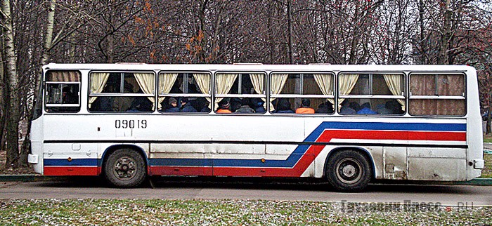 Впрочем, идея укоротить сочлененный автобус появлялась не только у отечественных транспортников: венгерский KRAVTEX Kft с момента основания в 1992 г. при КВР переделывал Ikarus 280 в 260 – по мнению отдельных экспертов, именно так изготовлен единственный «кравтексовый» 260 Москвы – 09019. В отличие от машин, изготовленных в России, эти автобусы внешне нельзя отличить от настоящих, и выдают их лишь мелочи вроде расположения глушителя.
