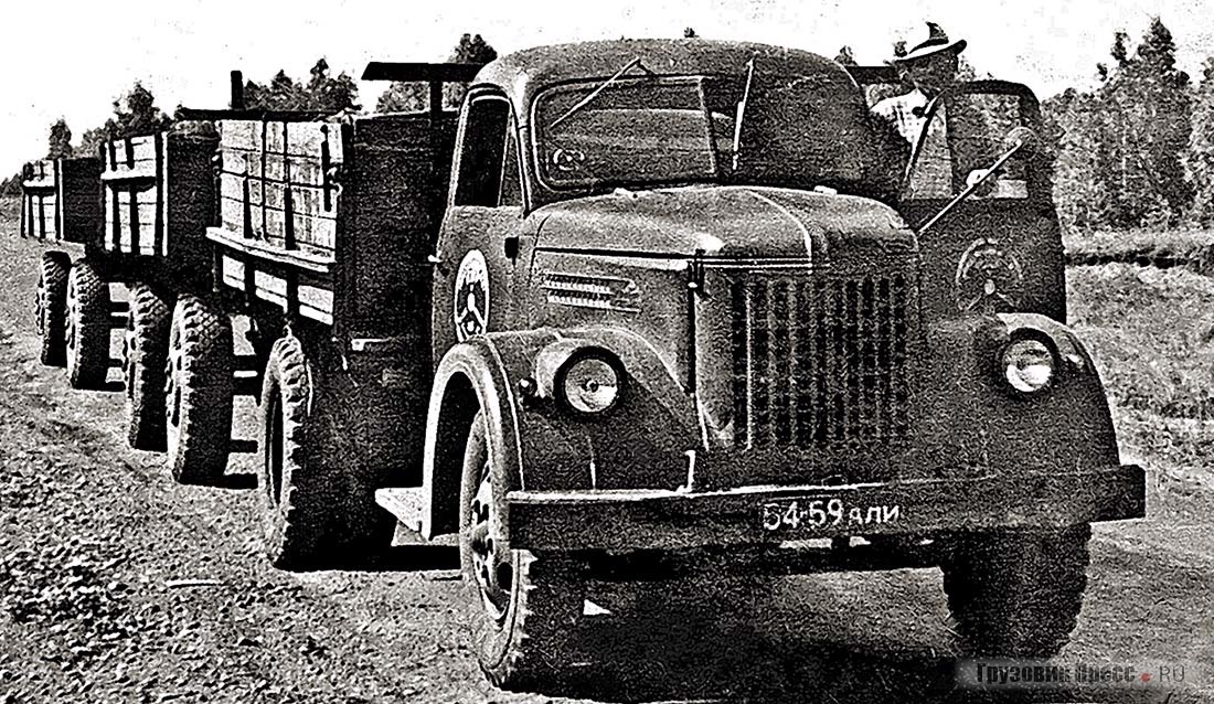 Серийный УралЗИС-355М из Смоленского АТП Алтайского края тянет за собой два прицепа типа ИАПЗ-754. Общая грузоподъёмность автопоезда составляла 11 т. 1963 г.