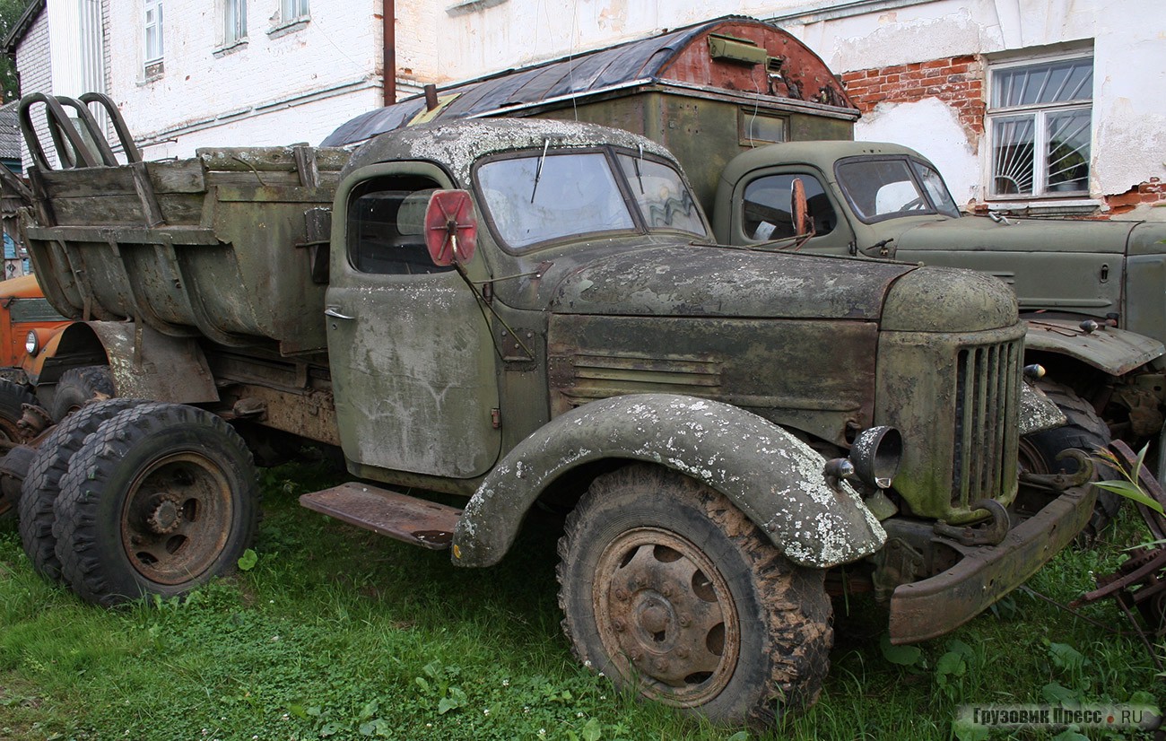 В запаснике под открытым небом ждет своей очереди на восстановление мытищинский [b]самосвал ЗИЛ-ММЗ-585[/b]