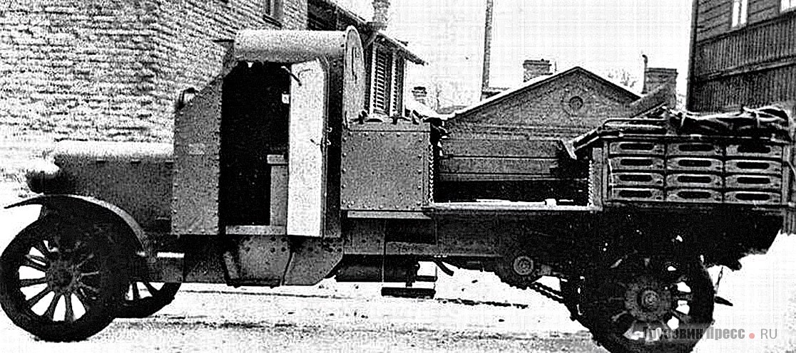 «Зарядные ящики» на службе 1-й и 2-й Отдельных батарей для стрельбы по воздушному флоту, построенные на Путиловском заводе на шасси грузовиков «Руссо-Балт М 24/40» XV серии. 1915 г. Машина на снимке сверху с бронированными кабиной и капотом
