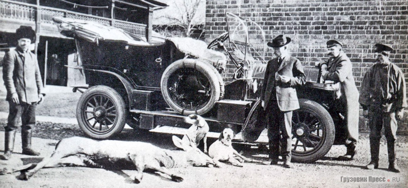 Benz – машина (не первая) С.Н. Родионова после удачной поездки на охоту. У переднего колеса стоит Родионов, на радиатор облокотился его шофёр-немец. 1910 г.
