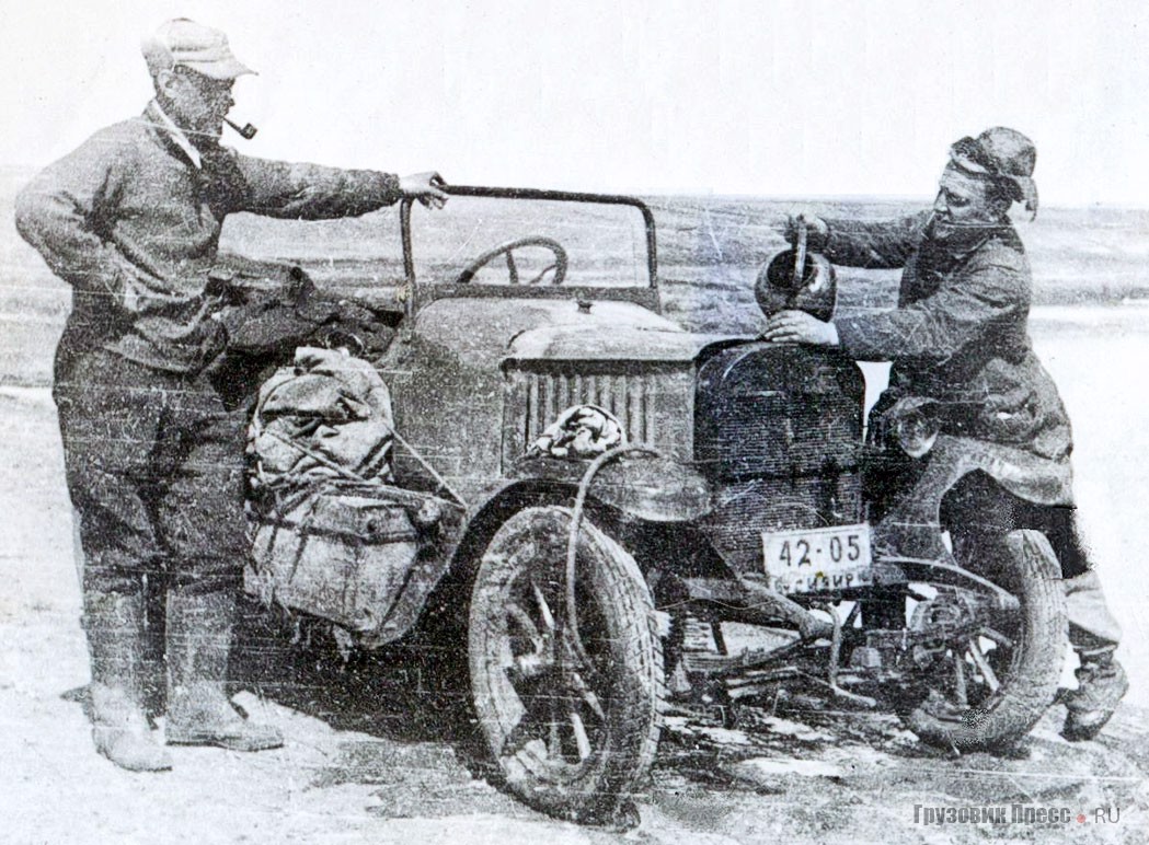 В.Ч. Дорогостайский и В.И. Мыльников у машины «Жук» во время поездки в Монголию. Начало 30-х гг.