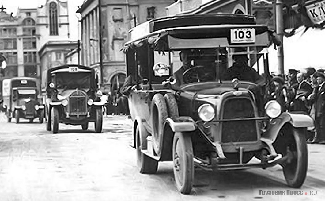 Один из первых экземпляров модели «505F» в СССР – полуоткрытый автобус итальянского производства, участник всесоюзного автопробега 1925 г. (№ 103) в Москве у помещения столичного автоклуба