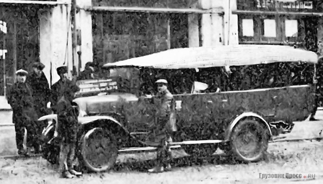 Открытый автобус «ФИАТ-505F», принадлежавший «Закавтопромторгу», на случай непогоды защищал пассажиров лишь натянутым тентом. Тифлис (Тбилиси), Закавказская СФСР, 1928 г.
