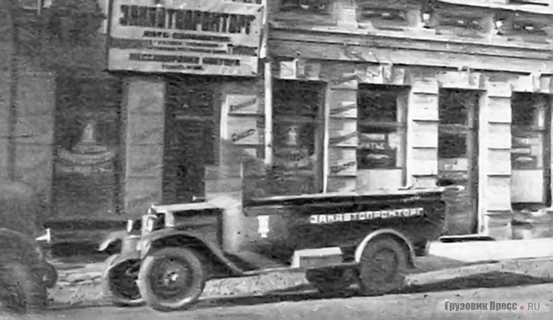 Экскурсионный автобус на шасси «ФИАТ-507F» с отечественным кузовом у гостиницы «Кавказ». Тифлис, конец 1920-х
