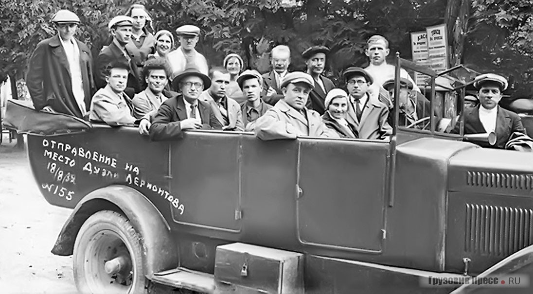 Открытый автобус на шасси «ФИАТ-621» с несколько иным вариантом кузова (две дверцы по правому борту) отправляется к подножью горы Машук на место дуэли М.Ю. Лермонтова. Пятигорск, 18 августа 1932 г.