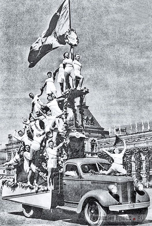 Грандиозную смешанную пирамиду команды спортклуба «Динамо» на столичном параде физкультурников представлял единственный в своём роде ранний прототип перспективного грузовика ЗИС-15. Москва, Красная площадь, 18 июля 1939 г.