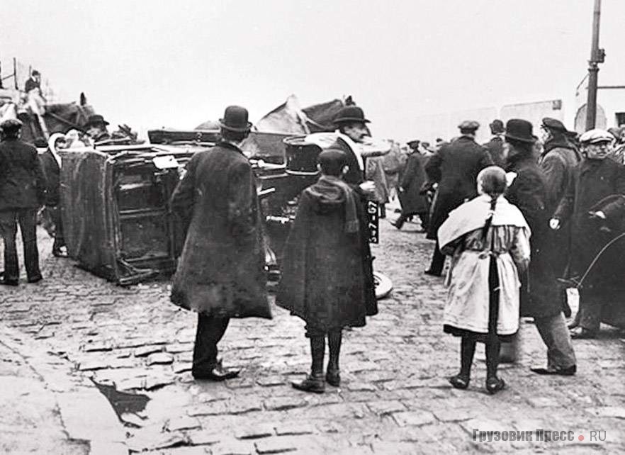 Стачка парижских шофёров такси. Забастовщики переворачивают (аккуратно, дабы не повредить) Renault AG-1 компании G7, вероятно, машину штрейкбрехера, 1911 г.