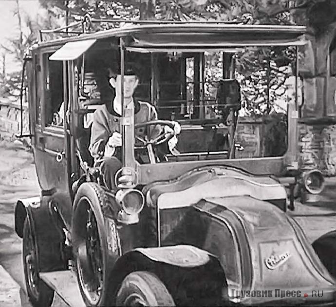Известные во всей Европе таксомоторы Charron 12 HP были внешне очень схожи с машинами Renault. Париж, 1912 г.