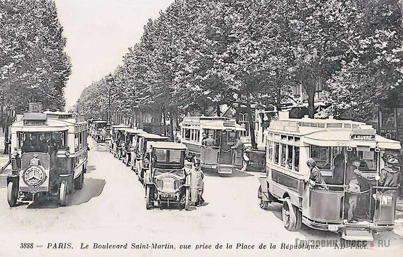 Типичная картинка на улицах Парижа: такси Renault AG-1 и городские автобусы De Dion-Bouton DA, принадлежавшие La Compagnie Générale des Omnibus (CGO), 1913 г.